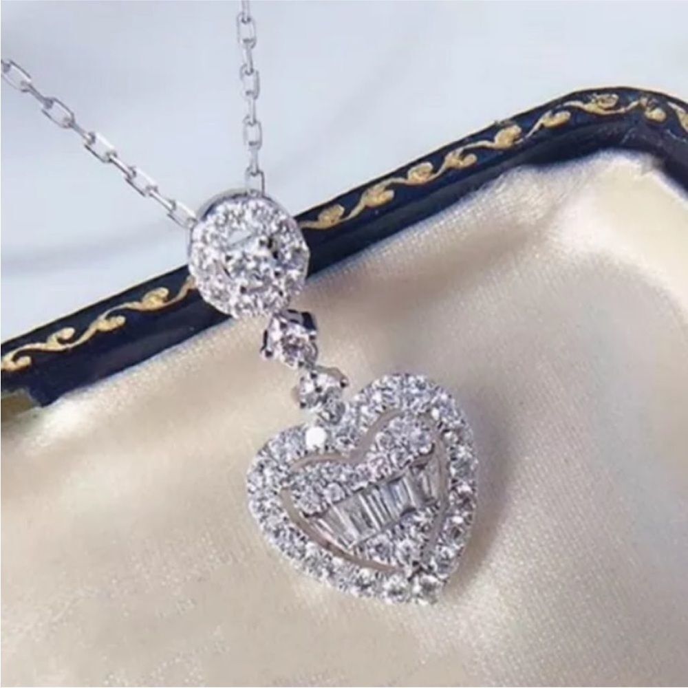 The loving heart pendant necklace in 925 silver and lab created diamonds.